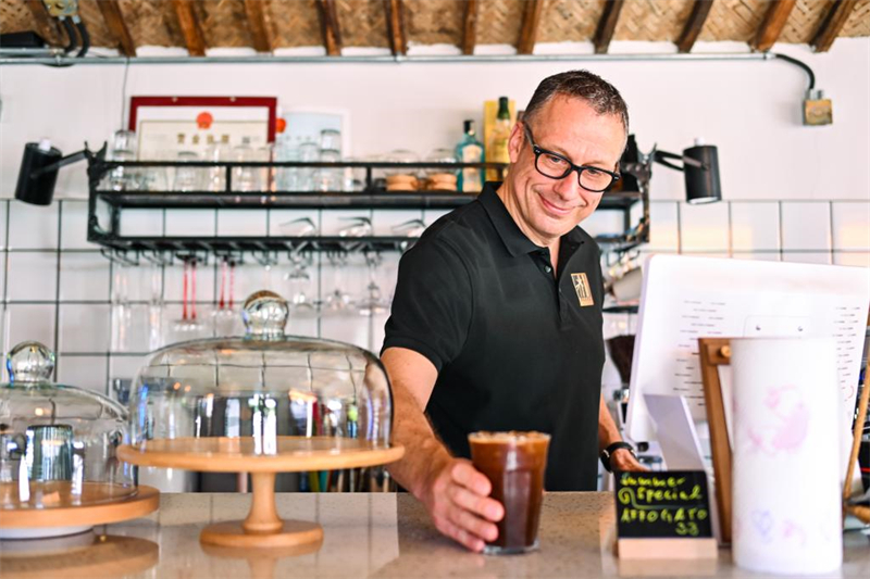 Deutscher Barista betreibt Café in malerischem Dorf in Ostchina